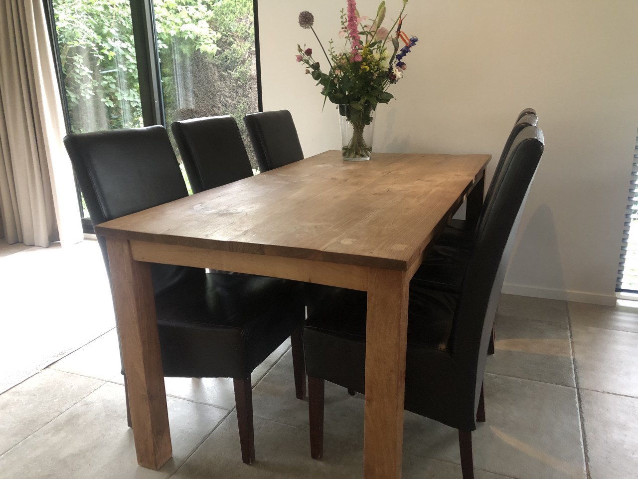 Houten tafel met zes stoelen