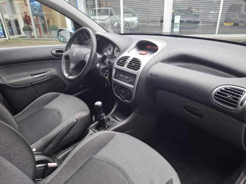 Peugeot 206 1.4i generation 5-drs airco/cruise nieuwe apk!
