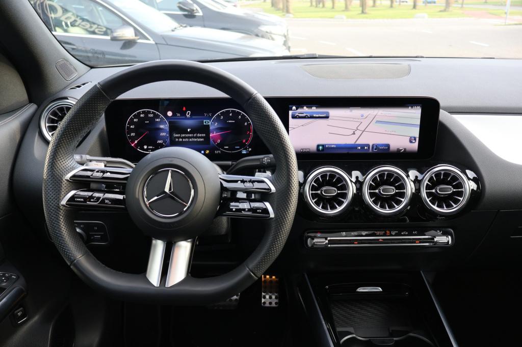 Mercedes-Benz Gla-klasse 200 amg line l mbux l panoramadak l led high perfo