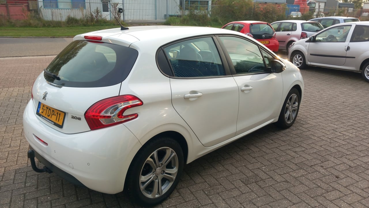 Peugeot 208 1.2 VTI Envy 5deurs bj:2014 107.000km airco lm-velgen