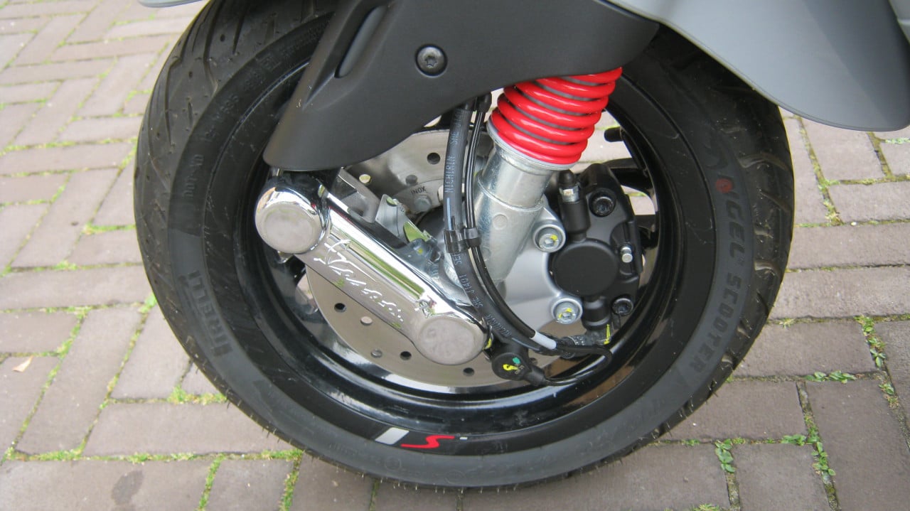 NIEUW VESPA SPRINT MET 731 KM OP DE TELLER 3000 EURO