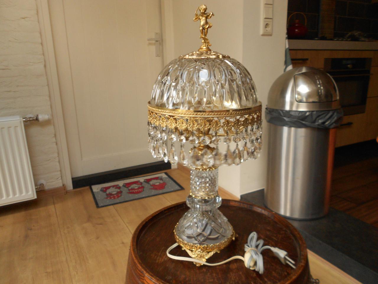 Vintage Franse tafellamp met cherub aan de bovenzijde.
