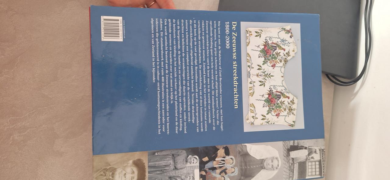 De zeeuwse streekdrachten 1800-2000