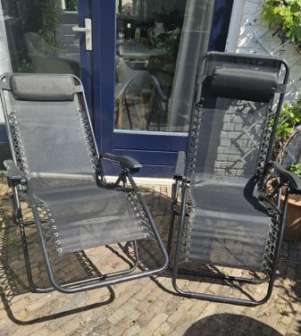 Twee opvouwbare zit/ligstoelen
