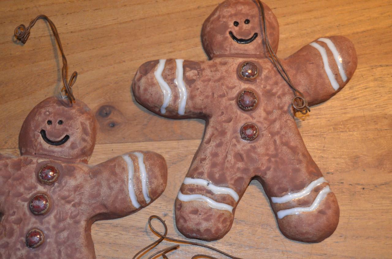 3 Aardewerk deegventers / peperkoekmannetjes ipst.