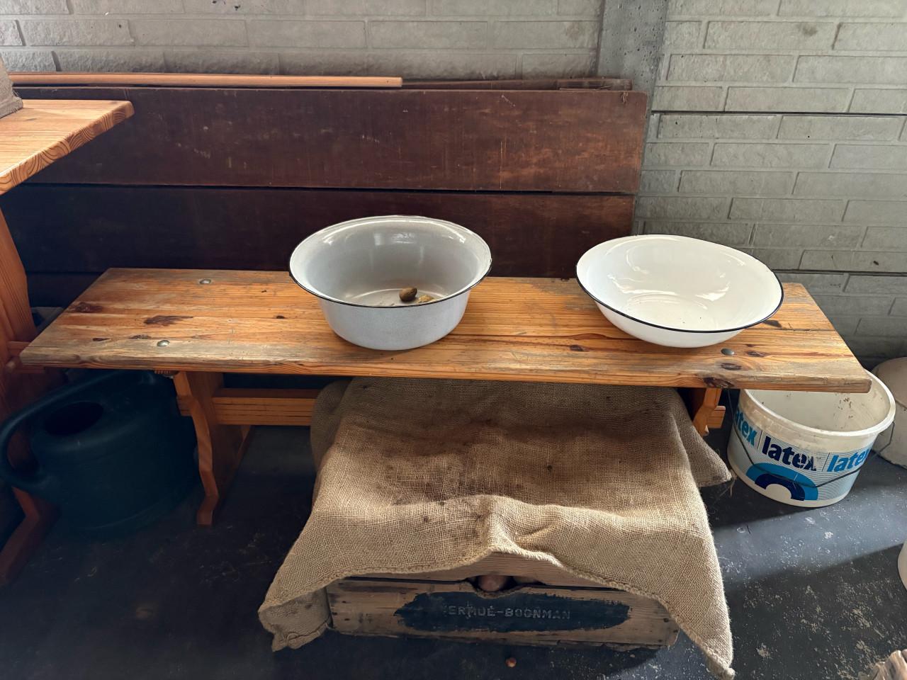 Houten tafel met bankje