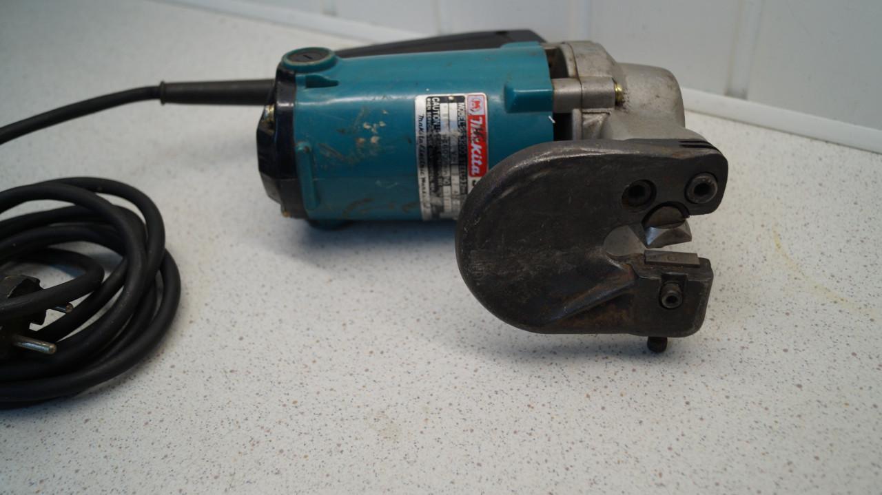 Makita JS3200 plaatstaal knipper.