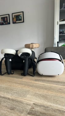 Oculus quest 2 met accesoires en bescherm doos