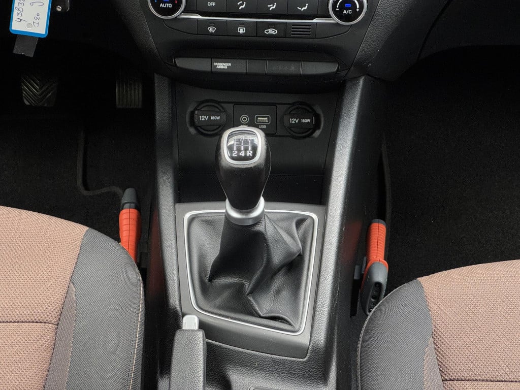 Hyundai I 20 1.2 hp i-motion premium | panoramadak | cruise & climate contr
