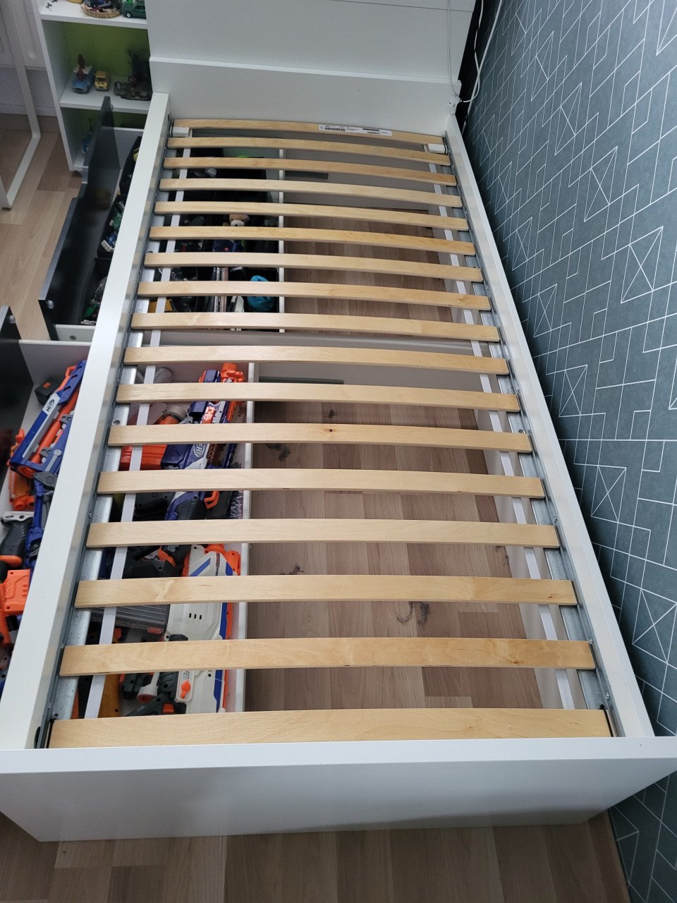 Eenpersoonsbed met laden