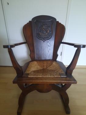 2 identieke antieke stoelen.