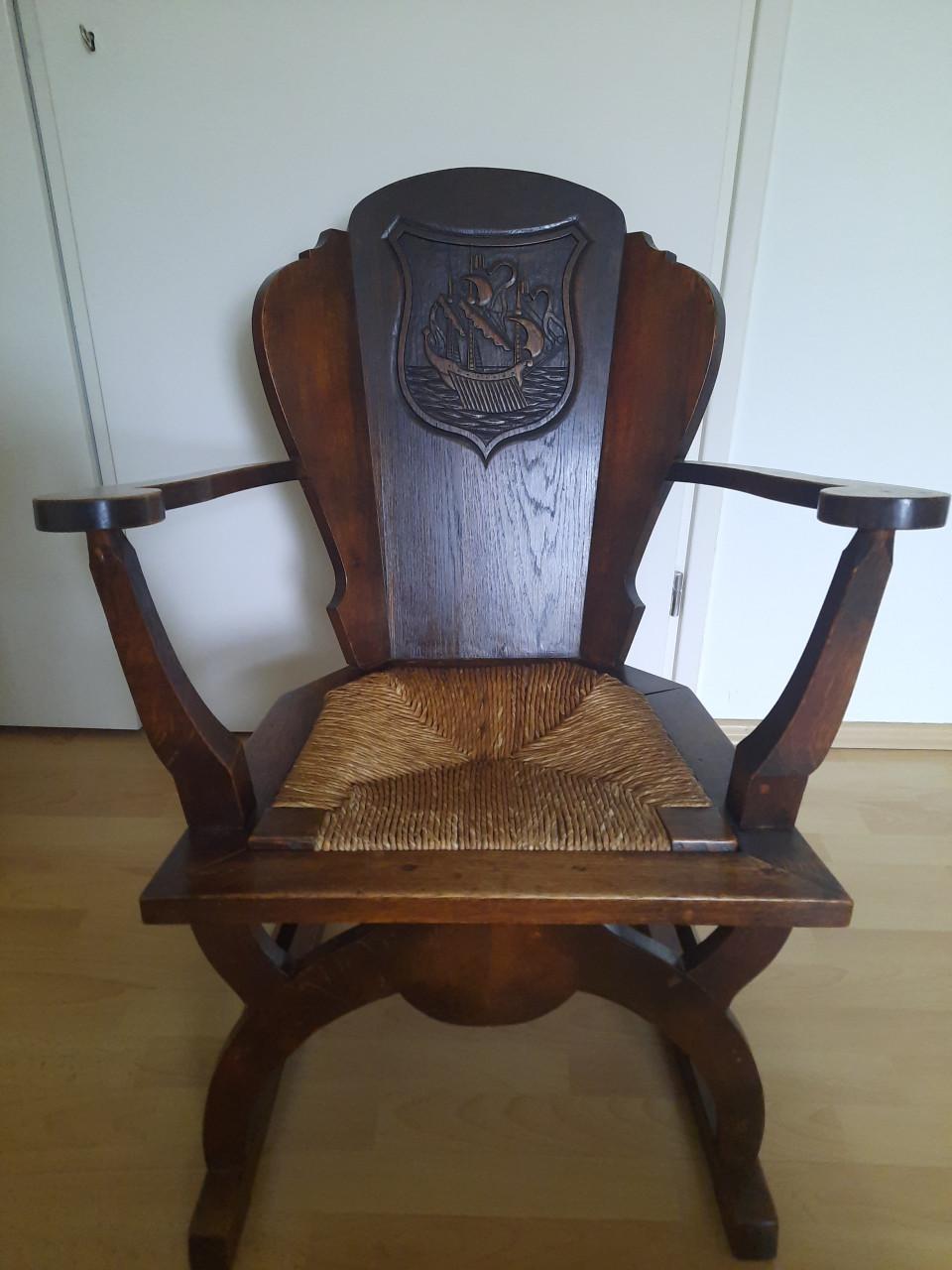 2 identieke antieke stoelen.