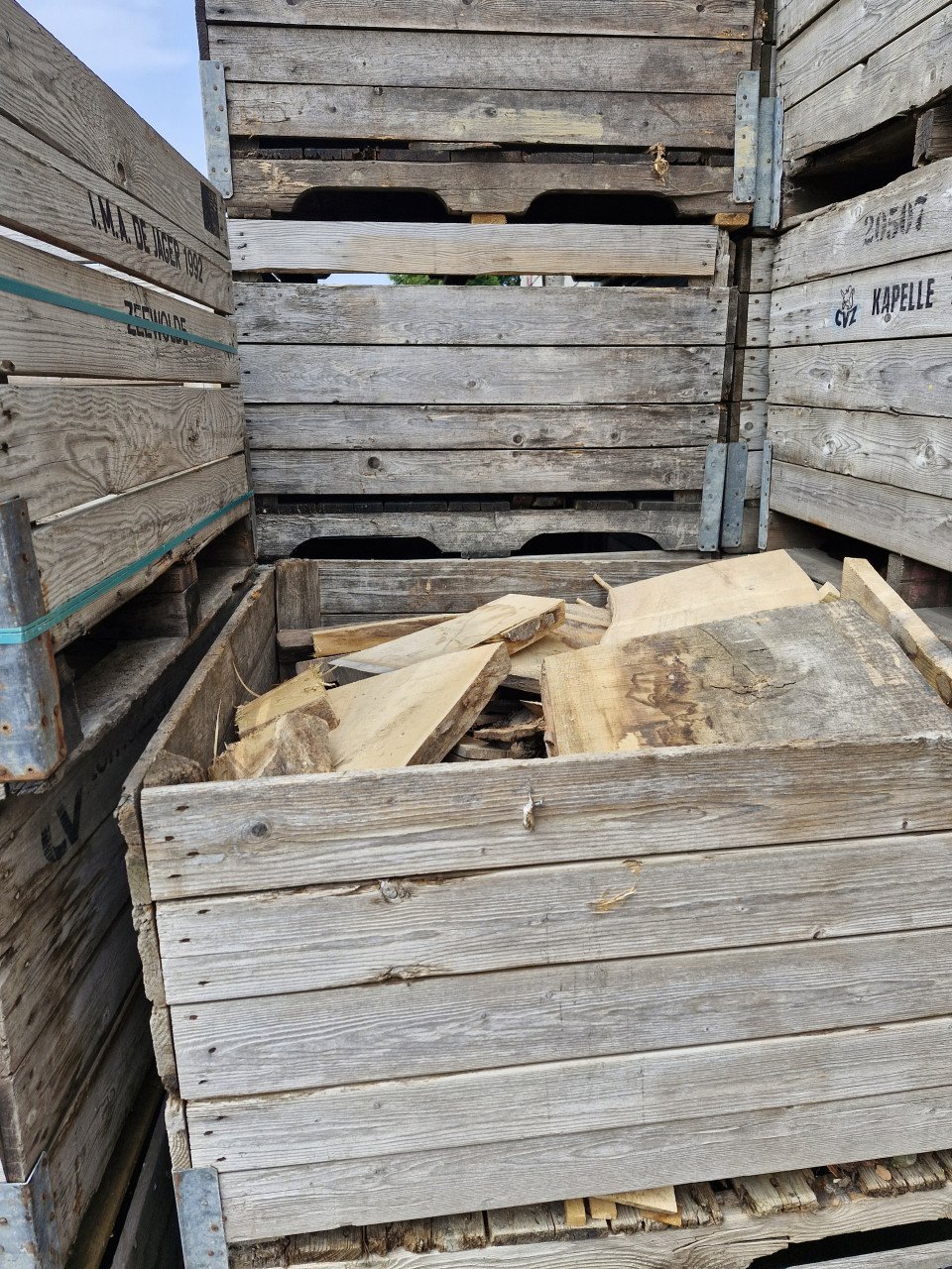 Kist haardhout stukken meubelhout droog