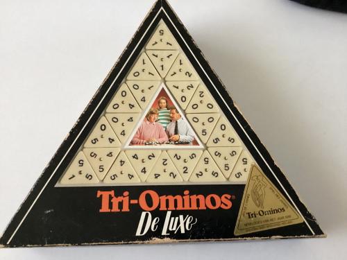 Tri-Ominos.   De Luxe.     Compleet.  Mooie zware driehoekige stenen.