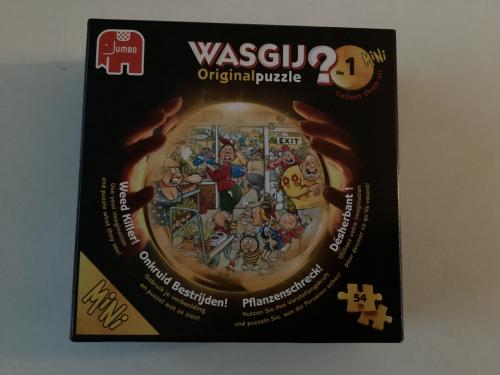 WASGIJ mini puzzel van 54 stukjes.      Titel: Onkruid bestrijden.