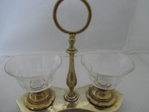 Zeer mooi kristallen dubbel zoutvat , afgewerkt met parelrand aan de voet