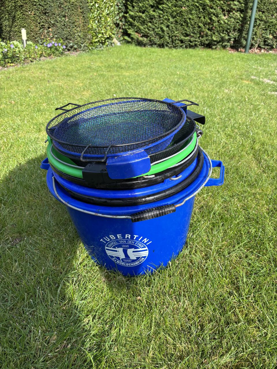 5 Voer emmers en 3 x zeef gebruikt maar goed