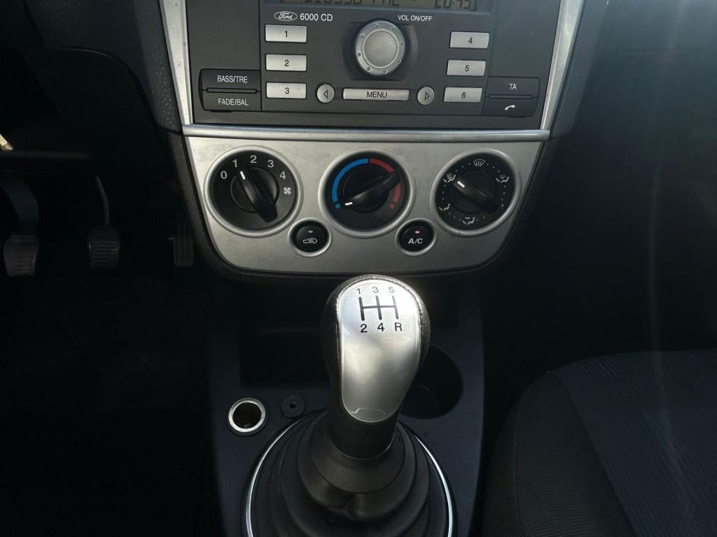 Ford Fiesta 1.3-8v futura * airco * trekhaak * l.m. velgen * e.l. ramen