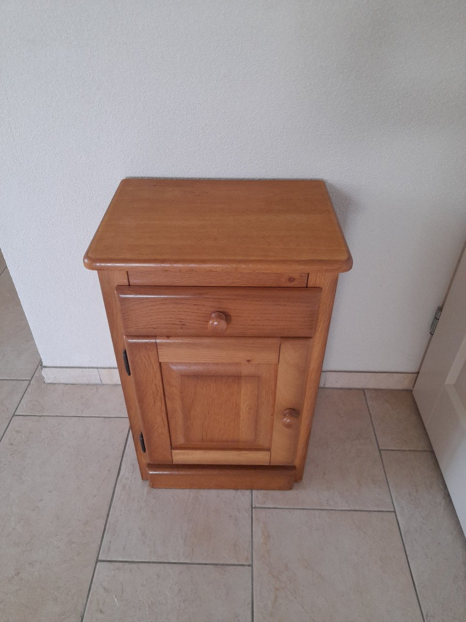 Nachtkastje 32 x 44 x 66H ( in goede staat )