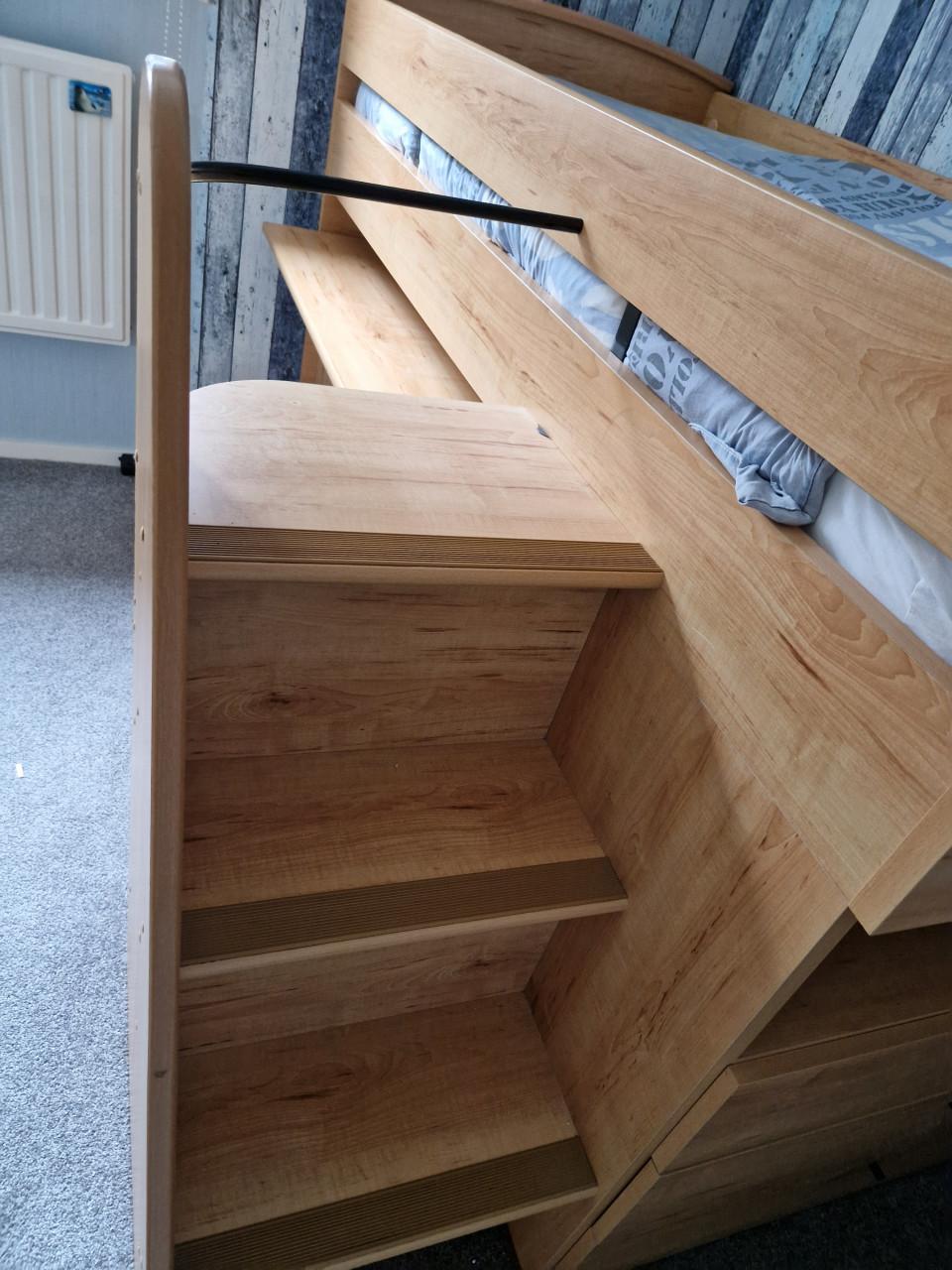 Eenpersoonsbed met buro eraanvast