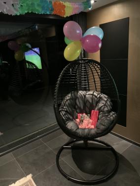 Manifesto Hangstoel zwart grijs met kussen