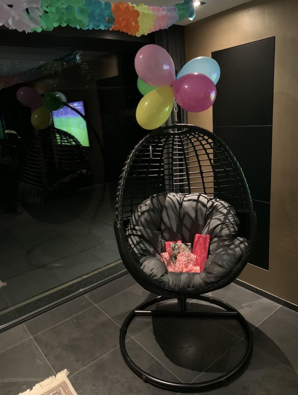 Manifesto Hangstoel zwart grijs met kussen