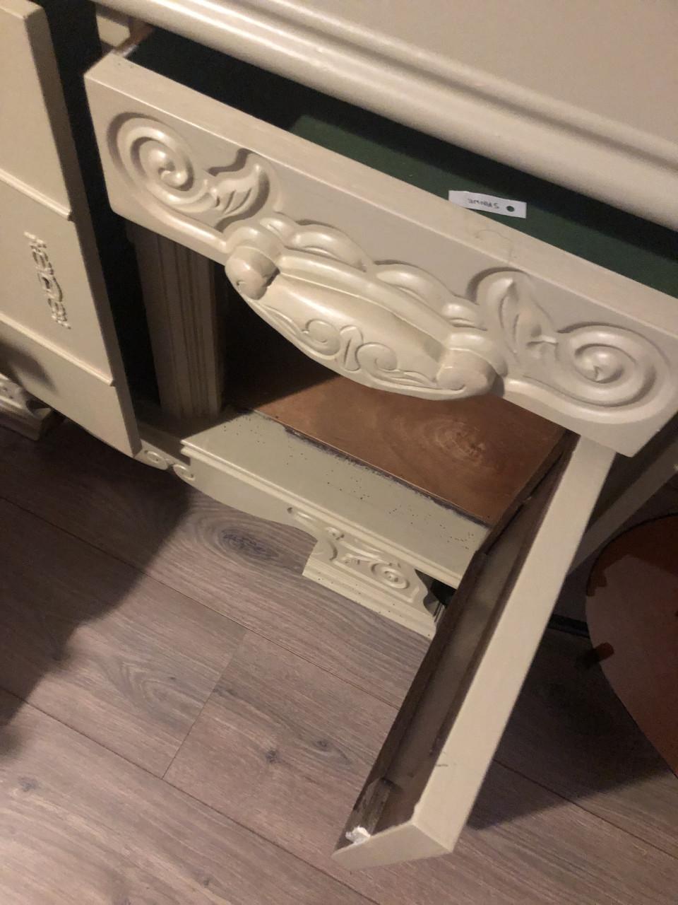 Dressoirkastje  licht groen geverfd