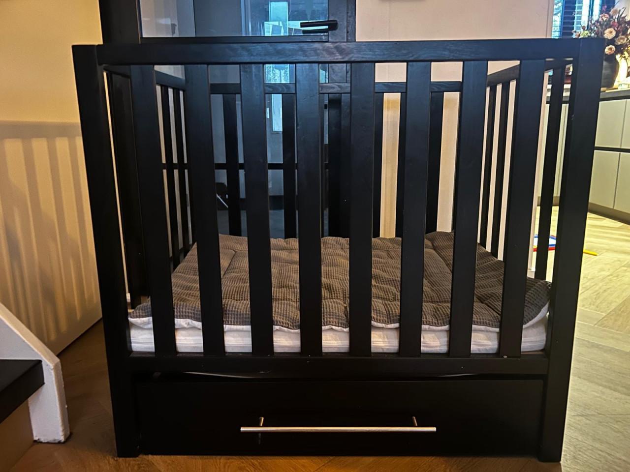 Box, zwart, verstelbare bodem