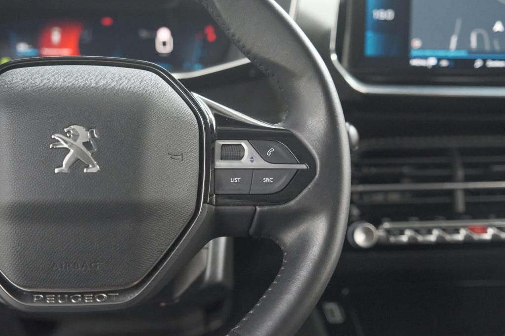 Peugeot 2008 puretech 130 allure | trekhaak | camera | navigatie | parkeers