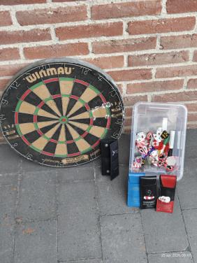 Dartboard met 4 sets dartpijlen