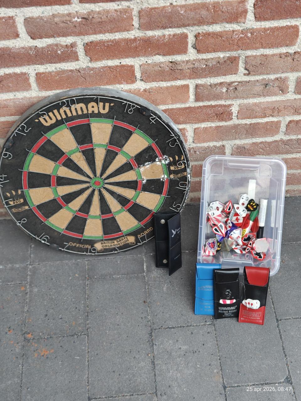 Dartboard met 4 sets dartpijlen