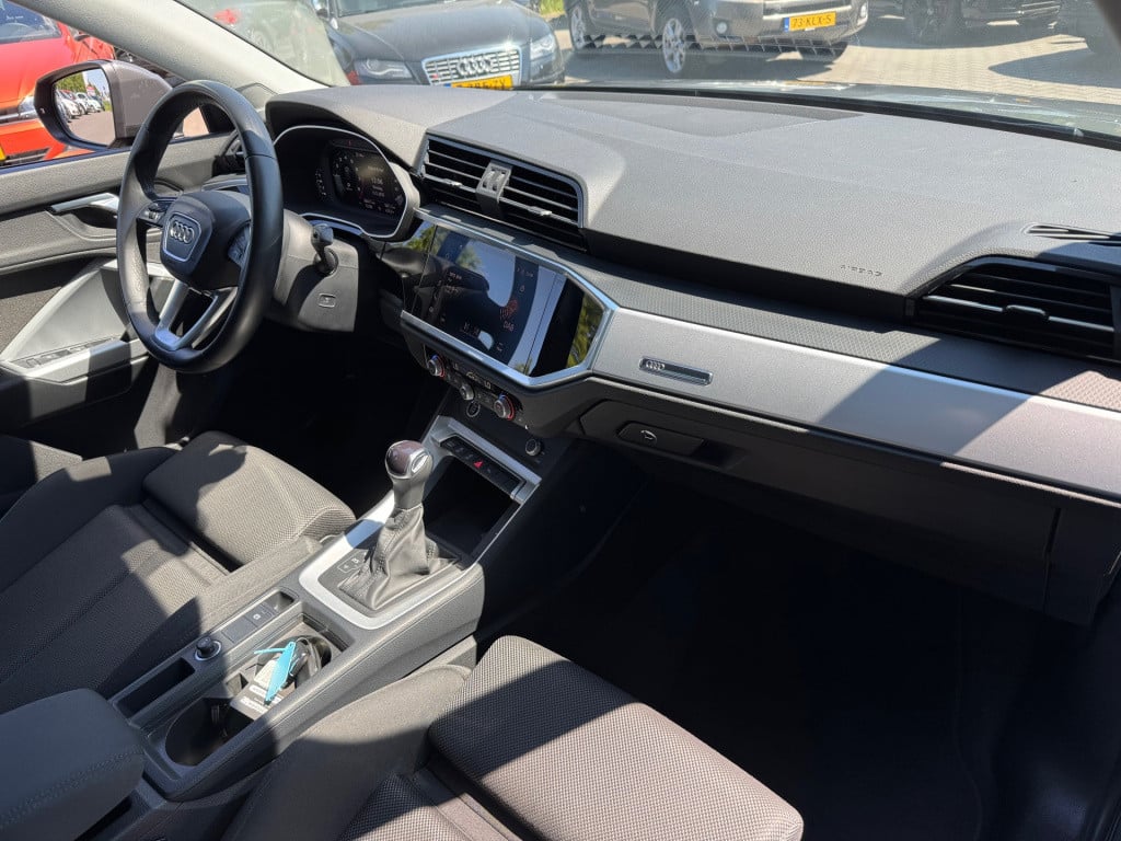 Audi Q3 35 tfsi advanced * matrix led * keyless * trekhaak