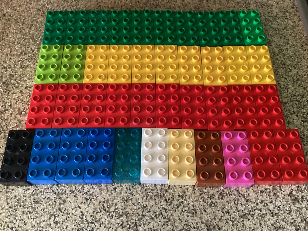Lego. Duplo.  41 stenen in verschillende kleuren.  8 noppen. GERESERVEERD
