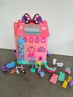 Minnie mouse hotel poppenhuis