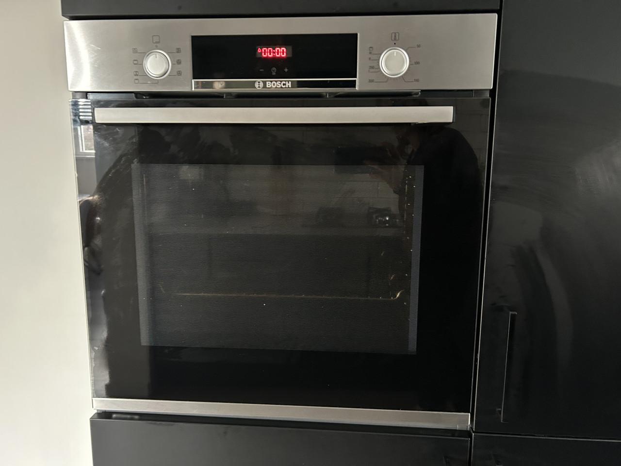 Zwarte keuken met betonlook kunststof blad