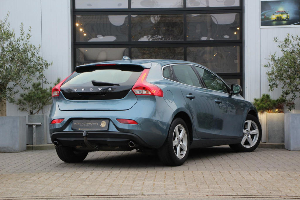 Volvo V40 1.6 t3 momentum -xenon - trekhaak - navi - achteruitrij camera - 
