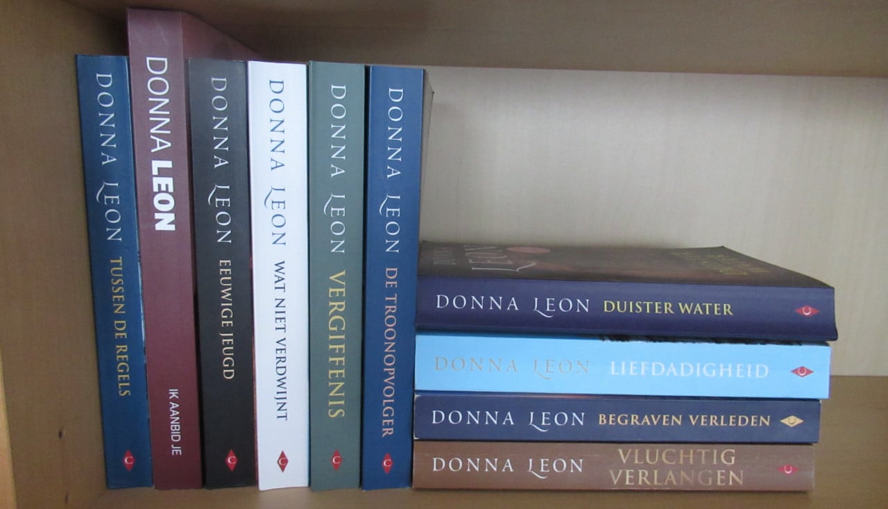 32 boeken van Donna Leon -  spelen zich af in Venetië