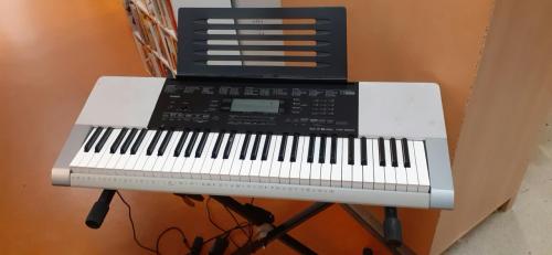 Casio CTK-4200 keyboard met standaard