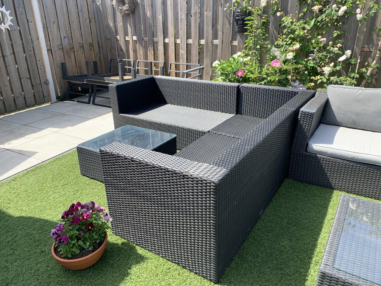 Zwart Wicker loungeset, met tafel en dikke kussens.