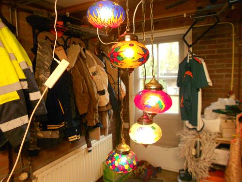 Vintage hanglamp met vijf glazen gekleurde bollen.