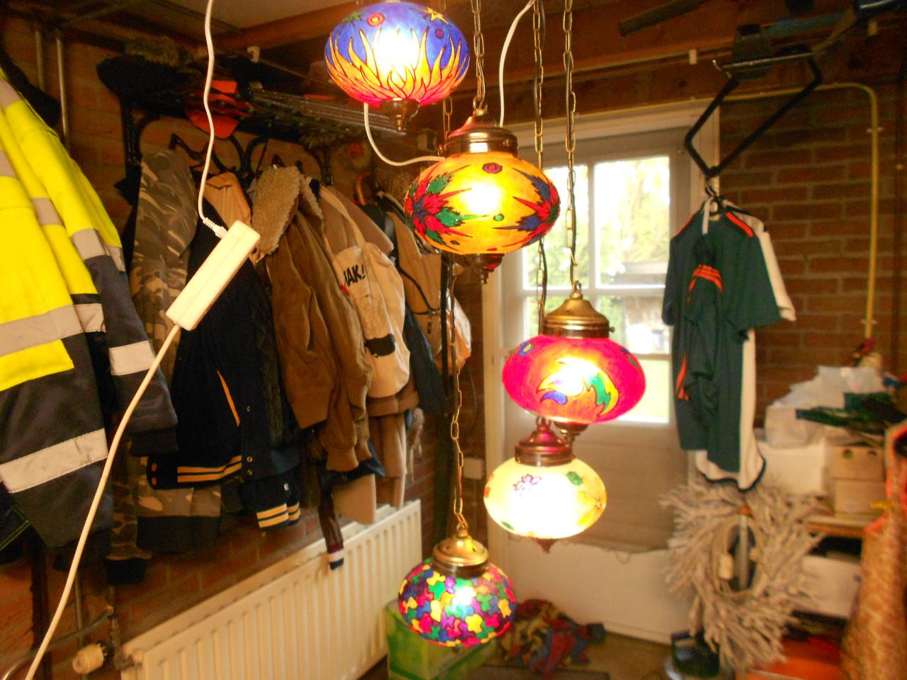 Vintage hanglamp met vijf glazen gekleurde bollen.