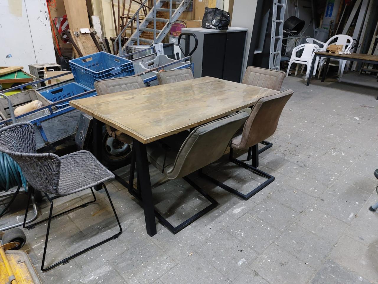 Keukentafel met 6 stoelen