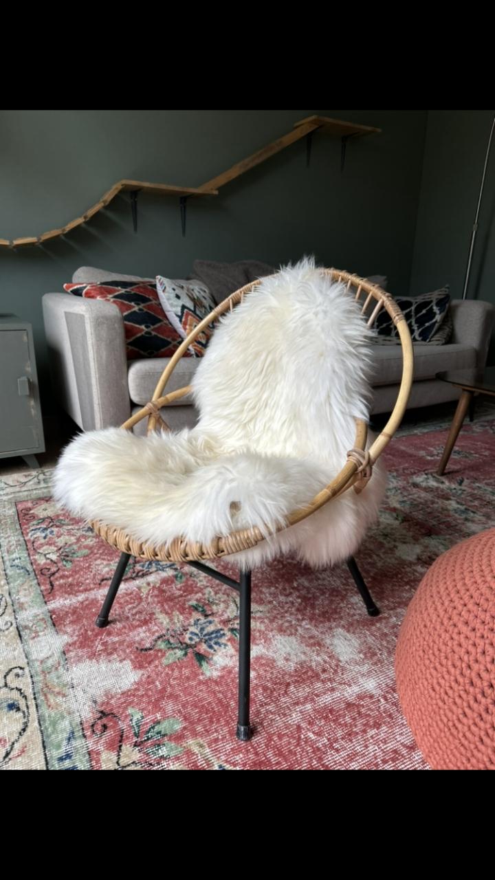 Vintage jaren 60/70 rotan stoel Rohe Noordwolde + schapenvacht