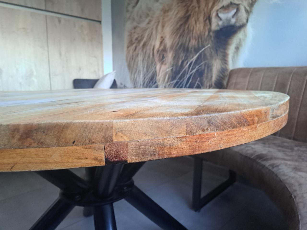 Ronde eettafel met eetbank