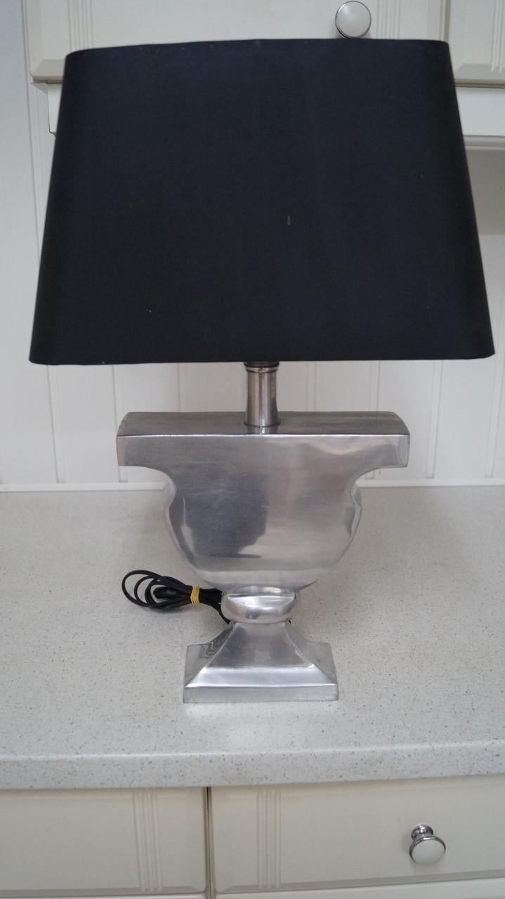 Tafellamp aluminium voet met zwarte kap.