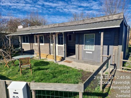 Instapklare stacaravan met staanplaats te koop in Hengstdijk zws vlaanderen