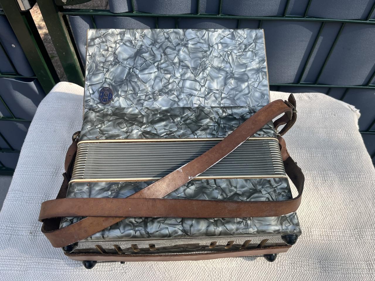 Accordeon Weltmeister VEB Klingenthaler met koffer