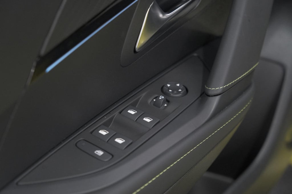 Peugeot 208 hybrid 136 e-dcs6 gt | camera | navigatie | parkeersensoren