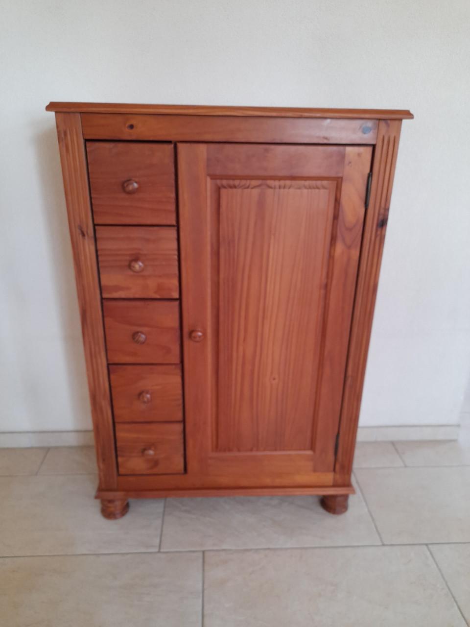 Meidenkast  121 x 38 x 82H ( in goede staat )