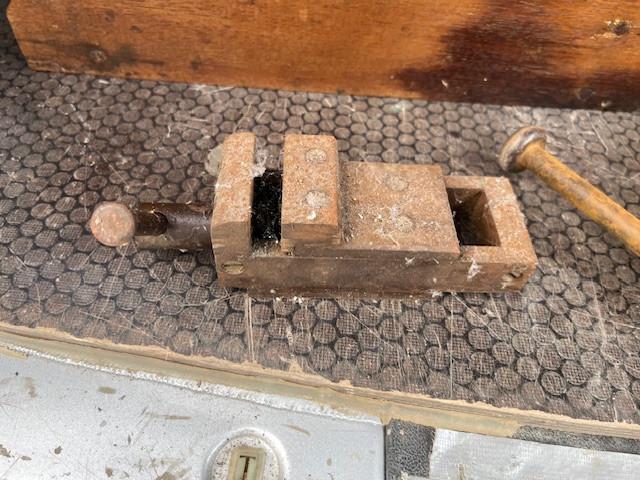 2 Bankschroeven, Parallelele